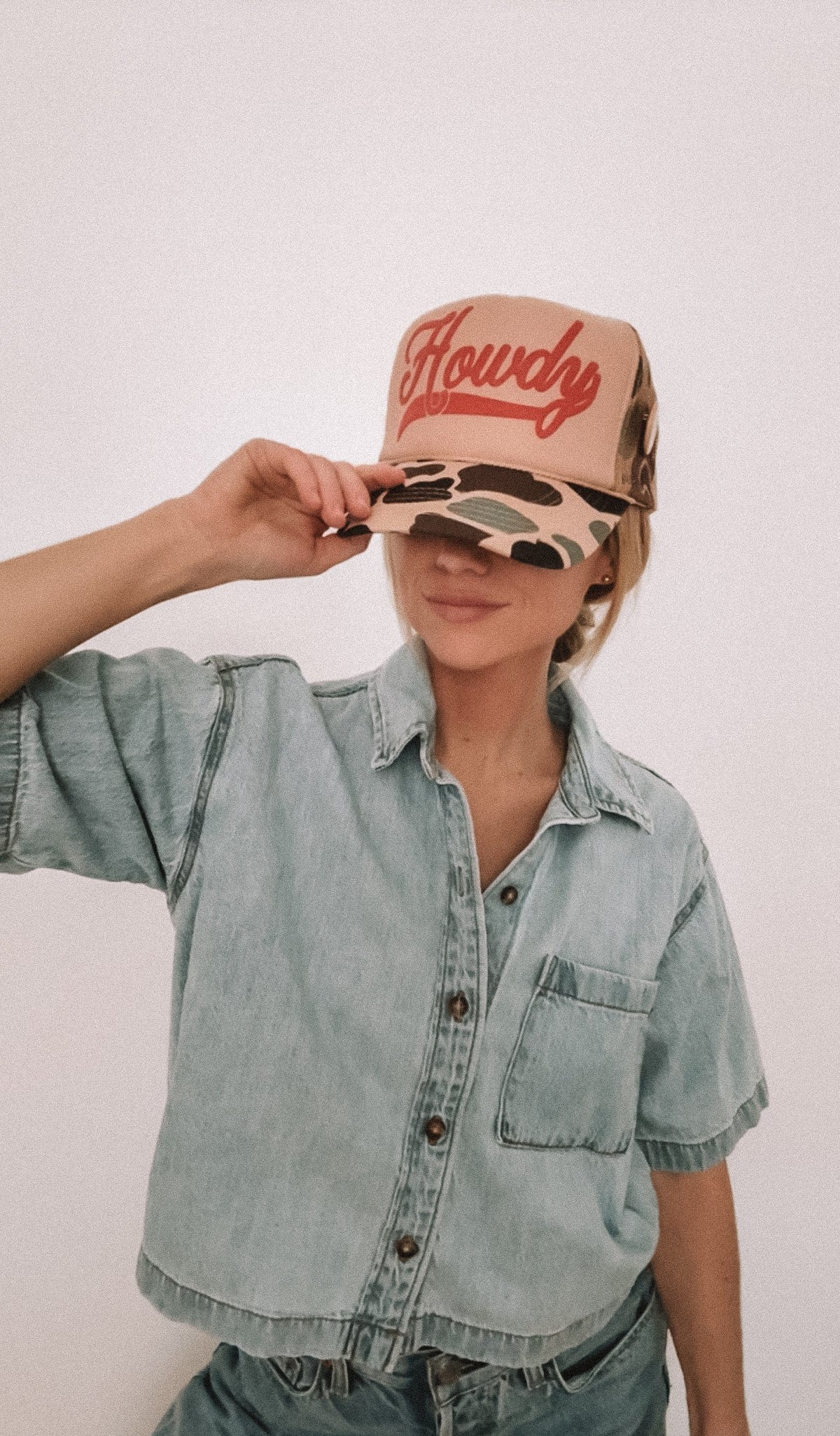 Howdy Trucker Hat - Tan + Camo